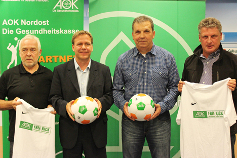 Fußball: F.C. Hansa Rostock und AOK Nordost starten das Projekt 'AOK-Free Kick' -
