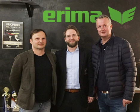 Erima baut Engagement im Volleyball aus - Udo Dewald (Inhaber Trends Sport & Präsidium VfB Friedrichshafen), Sebastian Schmidt (Geschäftsführer VfB Friedrichshafen Volleyball) und Gorden Brockmann (ERIMA Regionalleiter Baden-Württemberg) bei der Vertragsunterzeichnung (v.l.n.r.) – ( Foto: Erima)