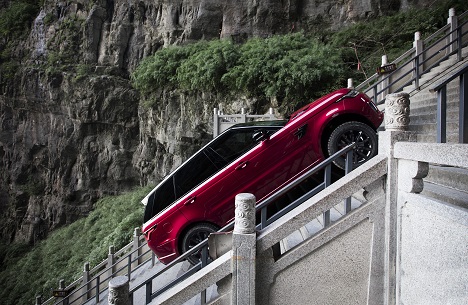 Der neue Range Rover berwindet die 45 Grad-Steigung am Tianmen Mountain in China (Foto: Spark44)