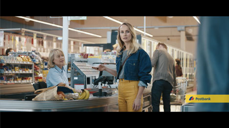 Wie die Postbank und BBDO zeigen, was wirklich wichtig ist - Kontaktlos bezahlen - so kann die Protagonistin im Postbank-Spot von BBDO das wichtigste im Blick behalten: ihren Liebsten (Foto: BBDO)