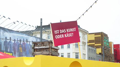 Mit dem Slogan 'Ist das Kunst oder Kse?' machen LLR und Eurowings Werbung fr Zrich (Foto: LLR)