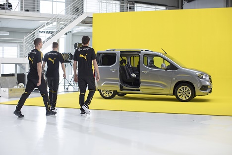 Spieler vom Fuball-Club Borussia Dortmund wirken in der neuen Kampagne fr den Opel Combo mit (Foto: Opel)