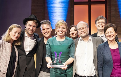David + Martin, Castenow und Hirschen gewinnen bei Politikawards - Die Kreativen von David + Martin nahmen gemeinsam mit Wahlkampfberater Matthias Riegel (2. v.l.), Spitzenkandidatin Katharina Schulze (m. mit Preis) und weiteren Vertretern der bayerischen Grünen den Politikaward entgegen (Foto: Lena Giovanazzi)