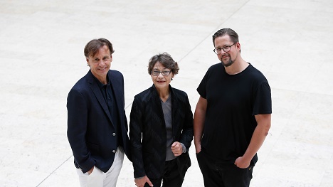 Serviceplan Design kooperiert mit Ex-MetaDesign-Chefin Uli Mayer-Johanssen - Setzen auf strategische Zusammenarbeit (von links): Ronald Focken, Geschäftsführer Serviceplan Gruppe, Designerin Uli Mayer-Johanssen und Ben Hug, Geschäftsführer Serviceplan Design (Foto: Serviceplan)