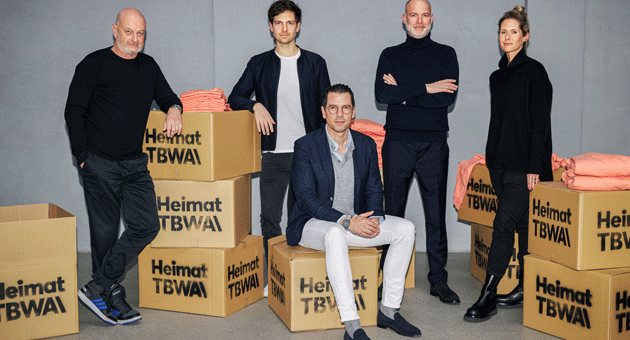 Campari Deutschland vergibt Ouzo12-Etat an HeimatTBWA - Das siegreiche Ouzo 12-Team bei HeimatTBWA (v.l.n.r.): Alexander Milstein (CCLO), Magnus Höltke (CSO), Maik Richter (CEO), Matthias Storath (CCO) und Kristina Weng (COO) – Foto: HeimatTBWA
