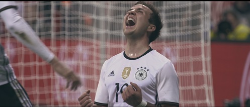 Filmproduktion 27km realisiert DFB-Spot 'Die Mannschaft: Jeder für Jeden' - Der National-Fußballer Mario Götze spricht im DFB-Film u.a. über Teamgeist (Foto: 27km Entertainment)
