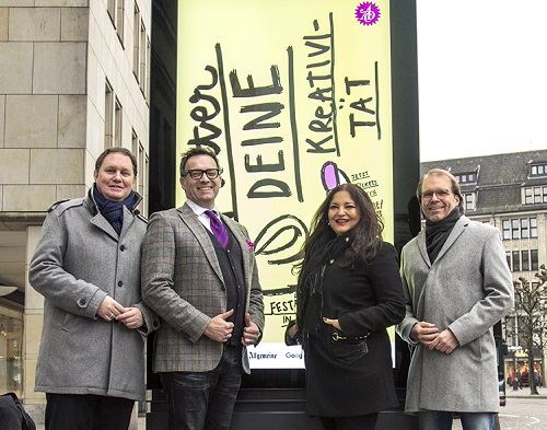 ADC präsentiert Programm und Speaker für das Festival in 2018 - Dr. Casten Brosda, Dr. Stephan Vogel, Dörte Spengler-Ahrens und Klaus Gräff (v.l.) vor dem neuen ADC Festival Plakat am Hamburger Rathaus Markt (Foto: Julia Zimmermann)