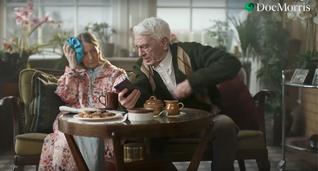 Spielerischer Umgang mit verschiedenen Tools liefert DocMorris überzeugende Ergebnisse - Im Frühjahr 2025 warb DocMorris mit "Mach`s Dir doch einfach" für die eigene App, über die das E-Rezept eingelöst werden kann - Foto: Screenshot aus TV-Spot/DocMorris