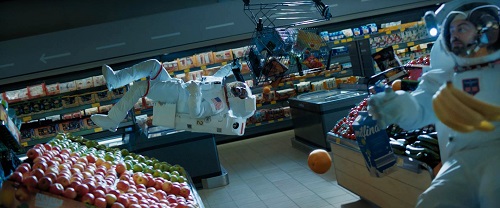 Aldi Süd und Oliver Voss entführen Kinogänger ins Weltall - Aldi Süd bringt im Kino-Spot eine eigene Filiale ins All (Foto: Aldi Süd)