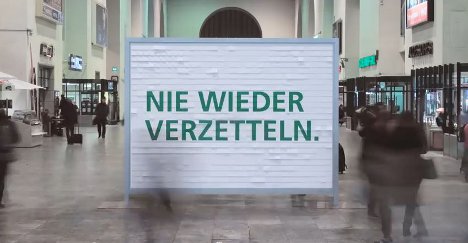 Plakat mit hunderten Denkzettel am Stuttgarter Hauptbahnhof 
