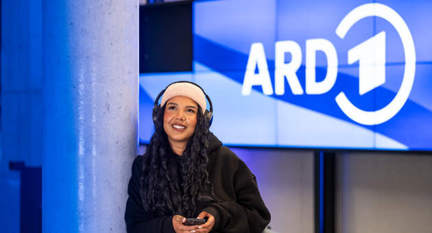 ARD und Deutschlandradio führen ein neues Vergütungssystem für Hörspiel-Autor:innen ein - ARD und Deutschlandradio haben sich auf eine "zukunftssicherre Aufstellung der traditionsreichen Kunstgattung Hörspiel" geeinigt - Foto: SWR/Patricia Neligan