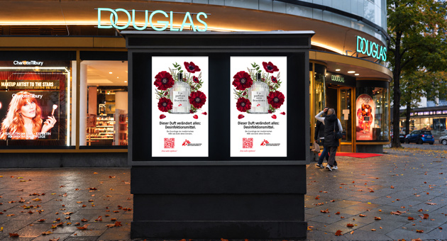 Mediaplus interpretiert Parfümwerbung neu - Ärzte ohne Grenzen und Mediaplus machen mit einer DOOH-Kampagne auf medizinische Hilfsarbeit in Krisengebieten aufmerksam – Foto: Mediaplus