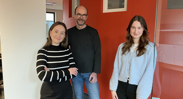 Agenta PR feierte Jubiläum - Das Agenta-PR-Team ohne Christian Ruppel (v.l.): Ellen Lipport, Ulrich Klose und Anna Kurzweg – Foto: Agenta