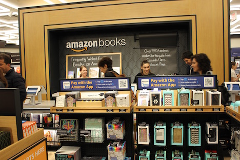 Bezahlt wird im neuerffneten amazonbooks Store ganz traditionell an der Kasse (Foto: Merle Strahlendorf) 