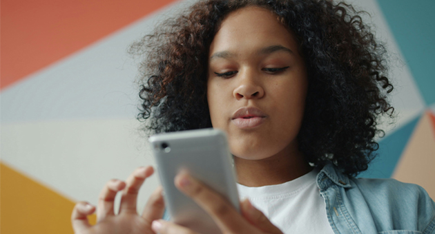 Im Sozialen Netz ticken die Menschen unterschiedlich - Besonders junge Frauen definieren sich über die Social Networks - Foto: Vitaly Garlev on Unsplash
