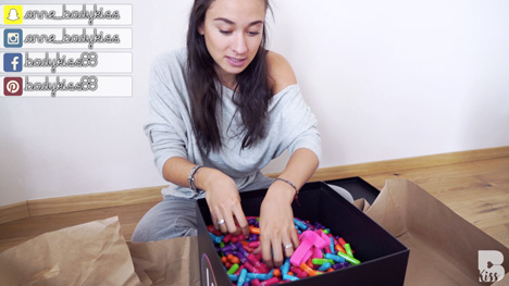 In der Kiste befindet sich neben den neuen Produkten der Marke auch ein Hinweis fr die YouTuberin auf ihre Challenge (Foto: Ogilvy)  