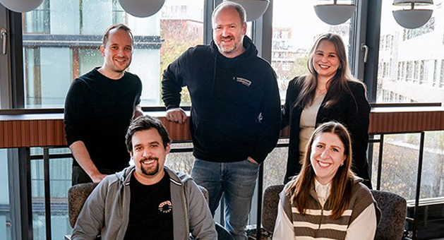 Apex Group will mit neuer Agentur bekannter werden - Das Apex-Kernteam bei Achtung! (v.l): Michael Waning (Strategie), Christian Heeren (Kreation), Robert Hoyer (Mgm. Supervisor), Lana Kirchner (Account Mgm.) und Ingrid Lisica. (Account Mgm.) - Foto: Achtung!