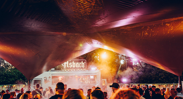Asbach erweitert Festivalpräsenz - Asbach verlängert die Positionierungsstrategie konsequent in kulturelle Räume und reale Begegnungssituationen – Foto: Asbach