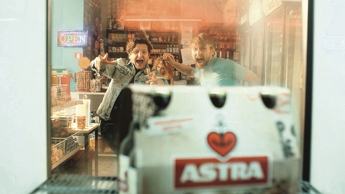 Astra und Philipp und Keuntje feiern Sixpacks - Die beiden Protagonisten im Astra-Spot streiten um das letzte Sixpack (Foto: PuK)