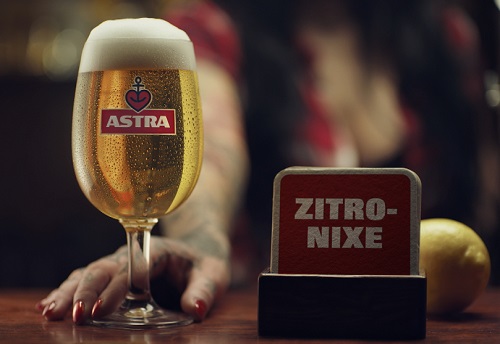 So sieht der neue Astra 'Kiezmische'-Film von Philipp und Keuntje aus - Astra startet eine Kampagne, um die Alsterwasser-Sorte 'Kiezmische' neu zu positionieren (Foto: PuK)