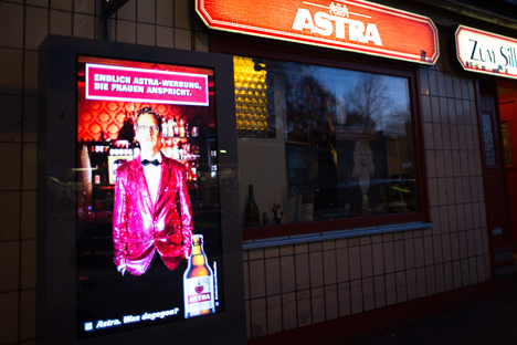  Astra wirbt mit digitalem Plakat auf dem Kiez (Foto: Philipp und Keuntje) 