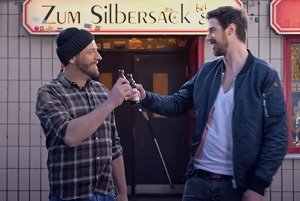 Das DJ-Duo Moonbootica vor dem Hamburger Club 'Zum Silbersack' (Foto: Screenshot) 
