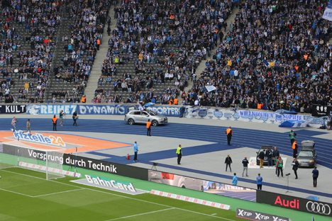Sportfive und ereignisschmiede fahren mit neuem Audi Q7 im Olympia-Stadion vor - Audi setzt Sponsoring-Aktivierung im Olympia-Stadion um (Foto: Sportfive)
