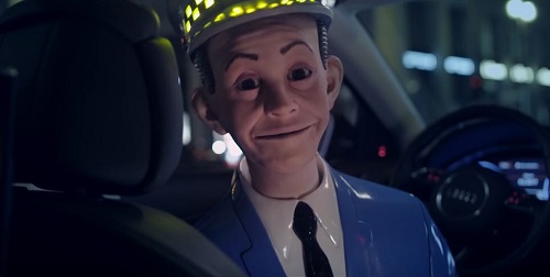 Der Roboter-Chauffeur Johnny Cab bringt den Schauspieler Clemens Schick zur Berlinale (Foto: Screenshot YouTube/Audi)