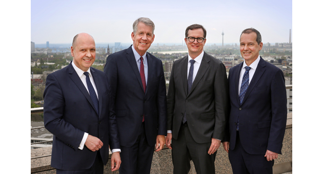 Der neue AR-Vorsitzende Friedrich Joussen (2. von links) und seine drei Stellvertreter: Florian Merz-Betz (links), Martin Ebel (2. v. rechts) und Felix Droste (rechts). - Foto: RP / Andreas Krebs