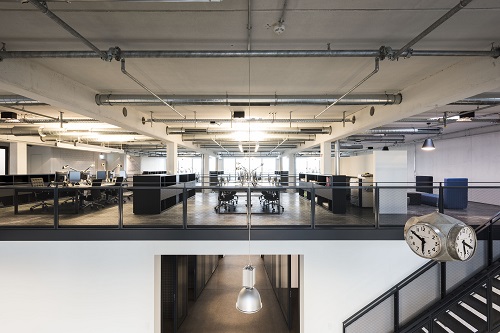 Wie sich Avantgarde für internationale Bewerber attraktiv macht - Das Münchner Office von Avantgade verteilt sich über mehrere Ebenen. Durch spezielle Bodenbeläge wird der Schall gedämpft, um ein angenehme Arbeitsatmosphäre zu schaffen (Foto: Avantgarde)