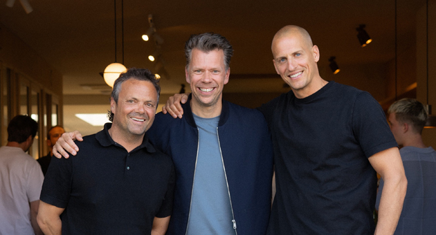 Front Row baut D2C-Geschäft durch Übernahme von Build in Amsterdam aus - Build in Amsterdam-Gründer Tim Weers (l.) und Daan Klaver (r.) mit Front Row-Gründer Jan Bechler (m.) – Foto: Front Row