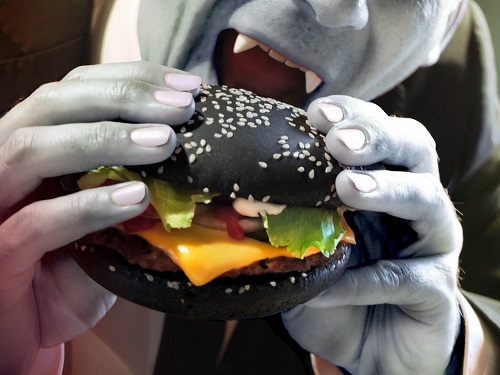 Dracula und weitere Horrorfiguren essen den schwarzen Whopper auf den Halloween-Motiven von Burger King (Foto: Burger King)