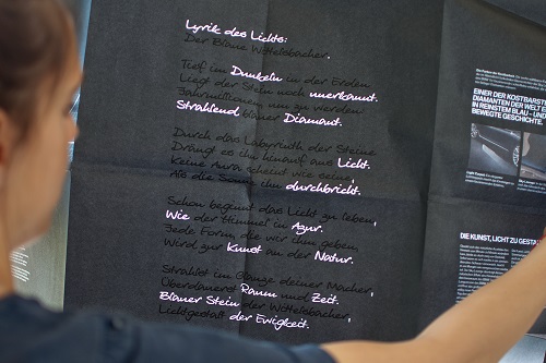 BMW plaudert mit Zeichen & Wunder Geheimnisse von Luxus aus - Das Gedicht 'Lyrik des Lichts' ist nur gegen das Licht gehalten lesbar (Foto: Zeichen & Wunder)