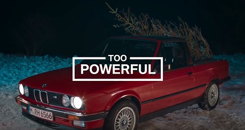 Too Powerful: Ein Weihnachtsbaum verliert seine Nadeln beim Transport mit dem BMW E30 M3 Pickup (Foto: Screenshot YouTube/BMW)