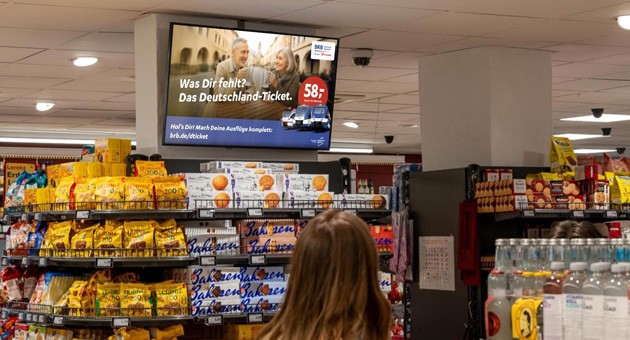 Rock & Stars startet Offensive im bayerischen Nahverkehr - Für die BRB setzt Rock & Stars auf einen Mix aus DOOH-Screens an Tankstellen und McDonald’s-Filialen – Foto: Rock & Stars