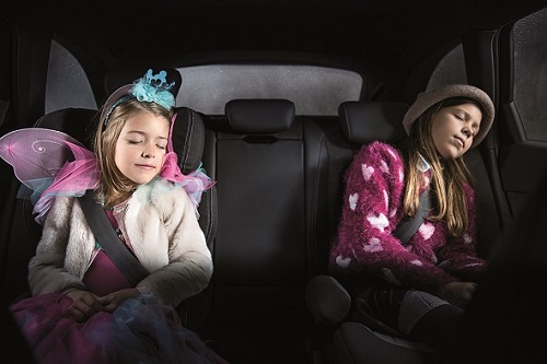 Bridgestone und JWT führen DriveGuard mit europaweiter Kampagne ein - Im Bridgestone-Spot fährt eine Mutter ihre Kinder trotz Nagel im Reifen sicher nach Hause (Foto: Bridgestone)