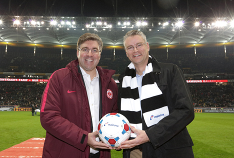 Mainova verlängert Sponsoringship bei Eintracht Frankfurt - Axel Hellmann, Marketing-Vorstand bei Eintracht Frankfurt (links) und Constantin H. Alsheimer, Vorsitzender des Mainova-Vorstandes, haben die Sponsoring-Verlängerung besiegelt (Foto: Eintracht Frankfurt)