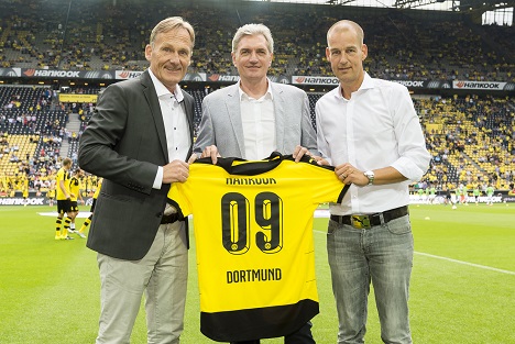 Hankook bleibt bis 2018 offizieller 'Champion Partner' des BVB - (v.l.) Hans-Joachim Watzke, Vorsitzender der Geschäftsführung von Borussia Dortmund; Carsten Cramer, Leiter Vertrieb und Marketing beim BVB, und Dietmar Olbrich, Vice President Marketing und Sales der Hankook Reifen-Deutschland GmbH (Foto: Sportfive)