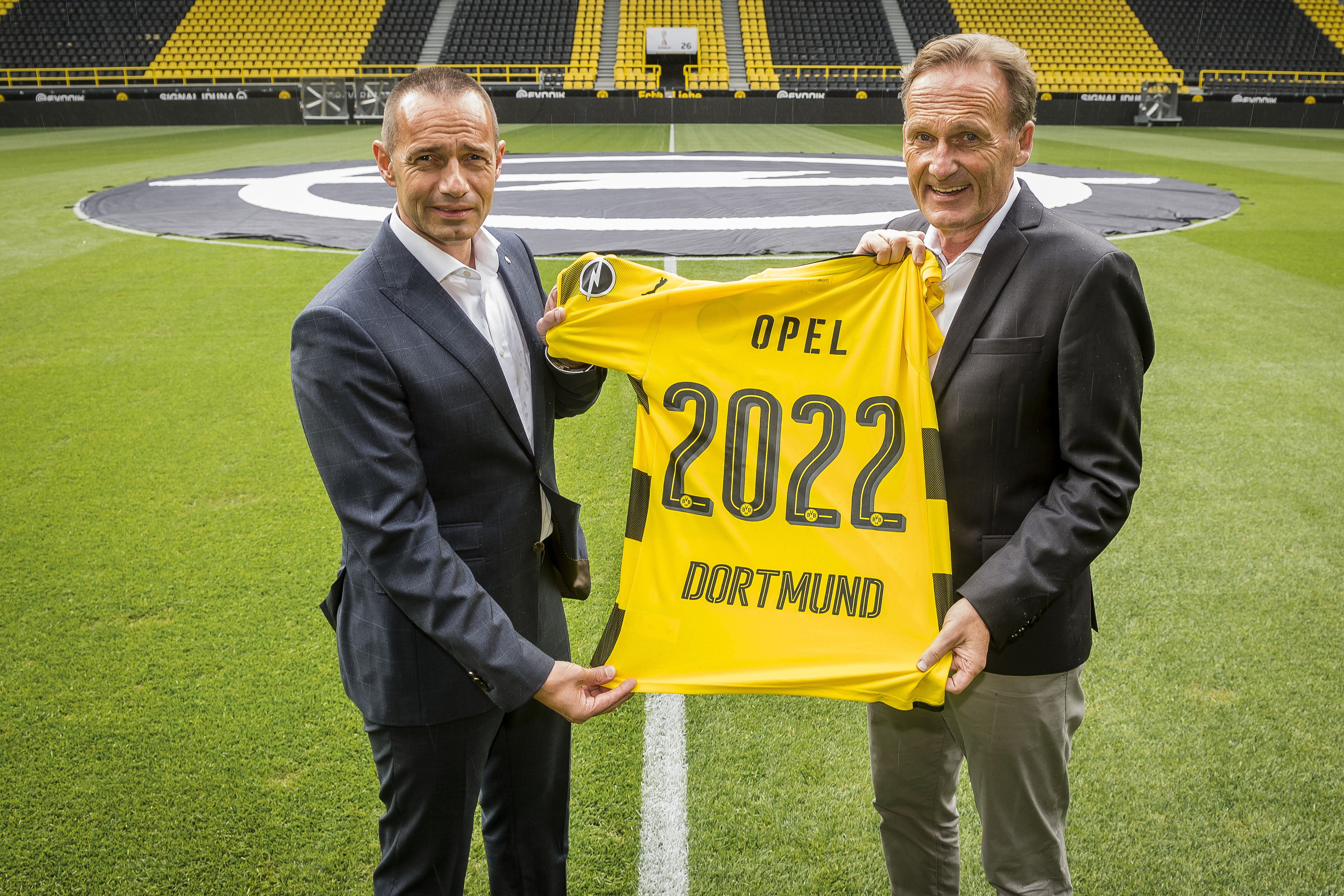 Opel und der BVB schlieen Vertrag ber Trikotrmel-Sponsoring ab (Foto: BVB)