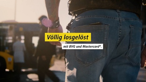 "Vllig losgelst von dem Bargeld" heit es in der neuen BVG-Kampagne fr kontaktloses Bezahlen - Foto: Serviceplan Campaign