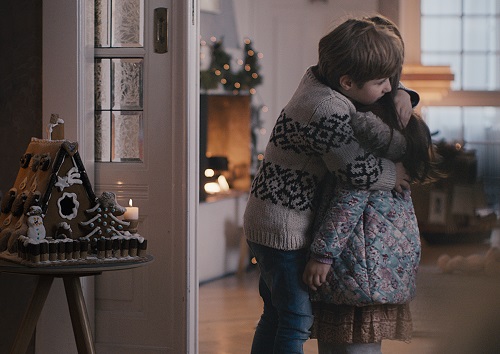 Bahlsen und Labamba erklären die Bedeutung von Weihnachten im TV und Internet - Vier Bilder des Bahlsen-Weihnachtsfilms können als Postkarten verschickt werden (Foto: Bahlsen)