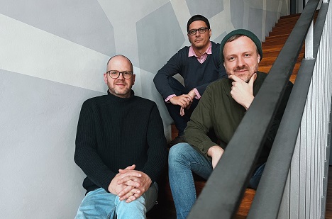Hochschulallianz ruhrvalley bekommt neue Dachmarke - Christoph Balan von Die Verwandlung, Ricardo Betting von Herbert & Erich, und Jonas Klingenstein von the fable (v.l.) gewinnen gemeinsam den Auftrag der Hochschulallianz ruhrvalley - Foto: Herbert & Erich