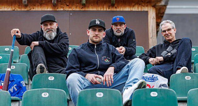 Serviceplan Culture verhilft Baseball zu neuer Sichtbarkeit - Das Team hinter dem Baseball-Magazin "Innings" (v.l.): Niko Backspin (CCO Serviceplan Culture), Fußball-Profi Julian Pollersbeck, Holger Schellkopf (Editorial Lead) und Markus Jaisle (Generalsekretär DBL) – Foto: Serviceplan Culture