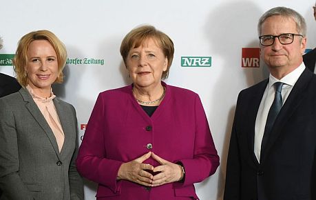 v.l.: Funke-Verlegerin Julia Becker, Bundeskanzlerin Angela Merkel und Chefredakteur Jrg Quoos (Foto: Funke Mediengruppe)