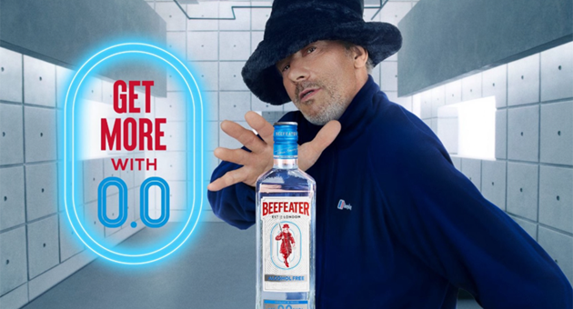 Pernod Ricard setzt bei Beefeater auf neue globale Leadagentur - Für die neue internationale Kampagne für die alkoholfreie Gin-Variante Beefeater 0.0 kehrt Frontmann Jay Kay an das ikonische Set des 1996 veröffentlichten Videos zurück - Foto: Pernod Ricard
