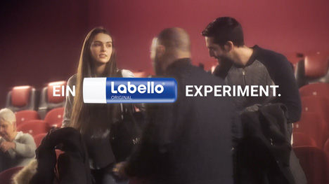 FCB und Labello feiern den Tag des Kusses - In einem Hamburger Kino führte Beiersdorf das Kuss-Experiment durch (Foto: Beiersdorf)