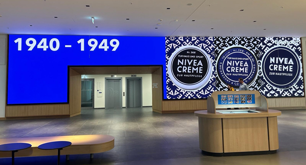 Loved inszeniert großformatige Markenerlebnisse für Beiersdorf - Der Bewegtbild-Content wird auf der großformatigen Digital Wall im zentralen "Working Café" im neuen Headquarter von Beiersdorf ausgespielt - Foto: Loved