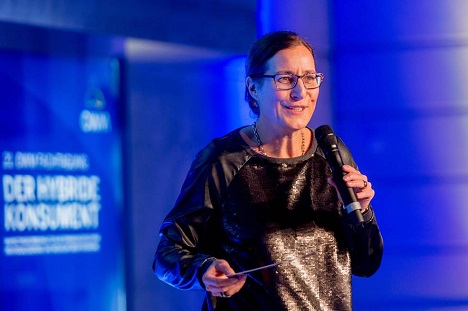 OWM-Umfrage: Dramatischer Vertrauensverlust zwischen werbetreibenden Unternehmen und Mediaagenturen - OWM-Vorsitzende Tina Beuchler präsentierte auf der heutigen OWM-Fachtagung die Ergebnisse der Oktober-Umfrage der Mitgliedsunternehmen (Foto: OWM)