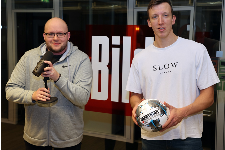 Moderieren den neuen Fuball-Podcast von 'Bild': Andr Albers (l.) und Kilian Gaffrey - Foto: Axel Springer
