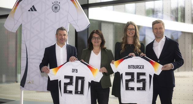 Bitburger setzt beim DFB-Comeback auf Gleichberechtigung - Geben das Bitburger-Comeback beim DFB bekannt: (v.l.) Sebastian Holtz (Geschäftsführer Vertrieb und Marketing Bitburger Braugruppe), Heike Ullrich (DFB-Generalsekretärin), Stephanie Bullmann (Head of Media & Digital Bitburger Braugruppe) und Dr. Holger Blask (Vorsitzender der Geschäftsführung des DFB) – Foto: Thomas Boecker / DFB